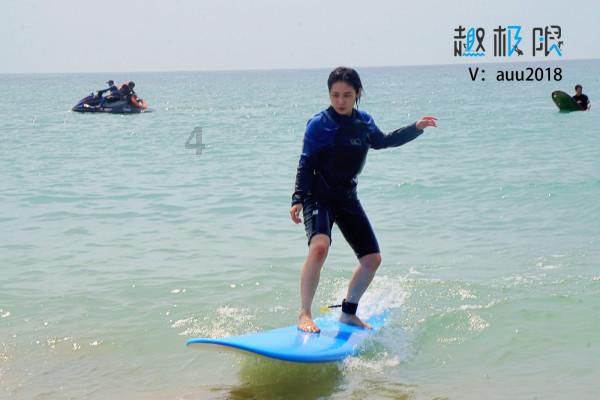 夏季的时尚女孩